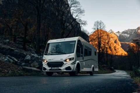 Integriertes Wohnmobil auf Landstraße