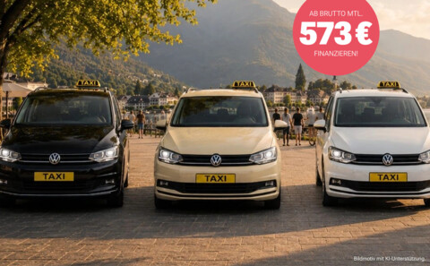 Drei Volkswagen Touran Taxis in Schwarz, Beige und Weiß stehen nebeneinander vor einer malerischen Kulisse mit See und Bergen.