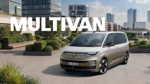 Zweifarbiger Volkswagen Multivan in Silber und Beige geparkt vor moderner Stadtkulisse, mit dem Schriftzug „MULTIVAN“.
